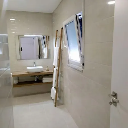 Homestay Hall 92 Quartos Com Wc Em Moradia Com Piscina A-das-lebres *