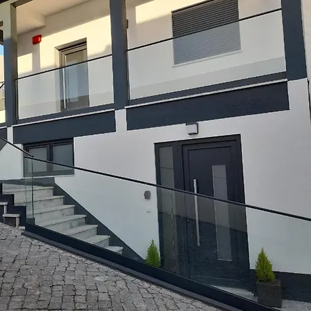 Hall 92 Quartos Com Wc Em Moradia Com Piscina A-das-lebres Homestay Loures