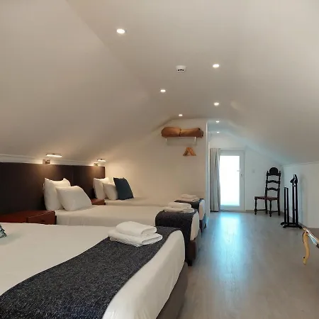 Homestay Hall 92 Quartos Com Wc Em Moradia Com Piscina A-das-lebres Loures