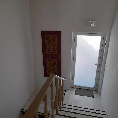 Homestay Hall 92 Quartos Com Wc Em Moradia Com Piscina A-das-lebres Loures