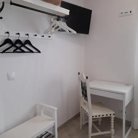 Homestay Hall 92 Quartos Com Wc Em Moradia Com Piscina A-das-lebres *
