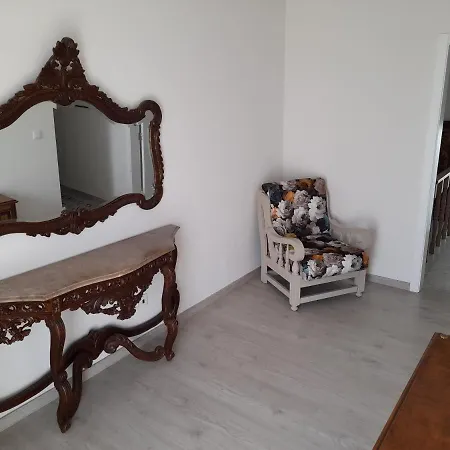 Hall 92 Quartos Com Wc Em Moradia Com Piscina A-das-lebres Homestay *