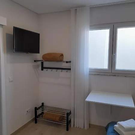Homestay Hall 92 Quartos Com Wc Em Moradia Com Piscina A-das-lebres *