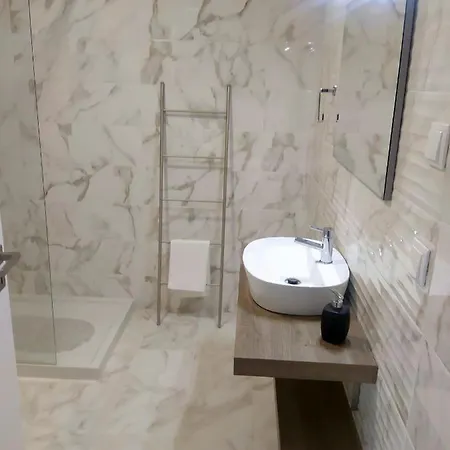 Hall 92 Quartos Com Wc Em Moradia Com Piscina A-das-lebres Alloggio in famiglia *