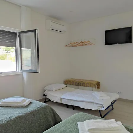 Hall 92 Quartos Com Wc Em Moradia Com Piscina A-das-lebres בית אירוח