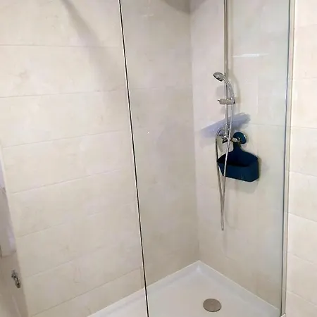 Hall 92 Quartos Com Wc Em Moradia Com Piscina A-das-lebres Privat bolig