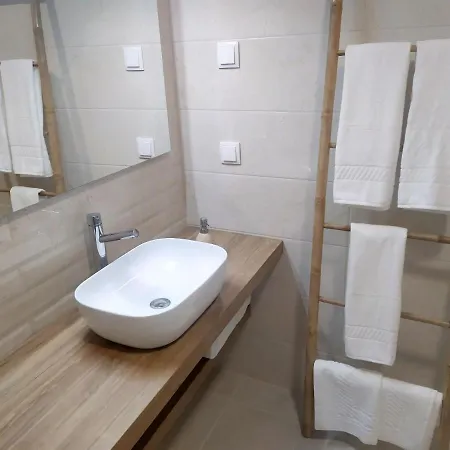 Hall 92 Quartos Com Wc Em Moradia Com Piscina A-das-lebres Privat bolig