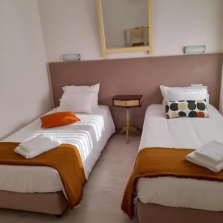 Hall 92 Quartos Com Wc Em Moradia Com Piscina A-das-lebres 民宿 *