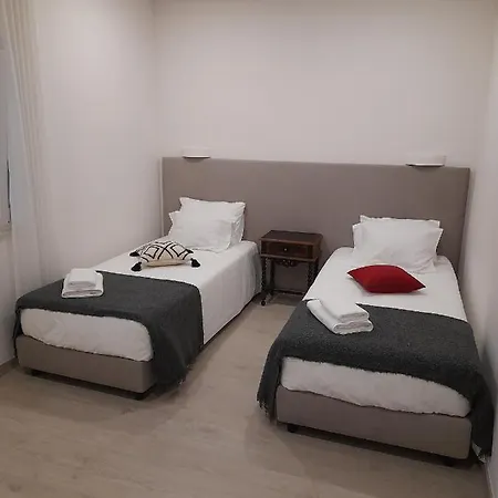 Hall 92 Quartos Com Wc Em Moradia Com Piscina A-das-lebres * Loures