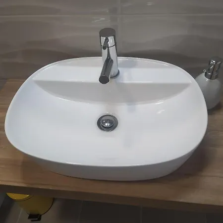 Hall 92 Quartos Com Wc Em Moradia Com Piscina A-das-lebres