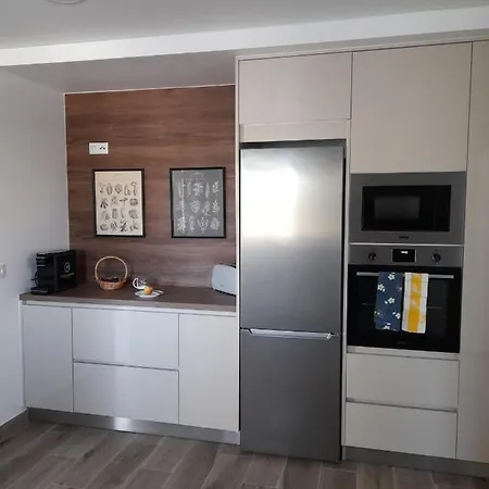 Hall 92 Quartos Com Wc Em Moradia Com Piscina A-das-lebres