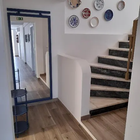 Hall 92 Quartos Com Wc Em Moradia Com Piscina A-das-lebres