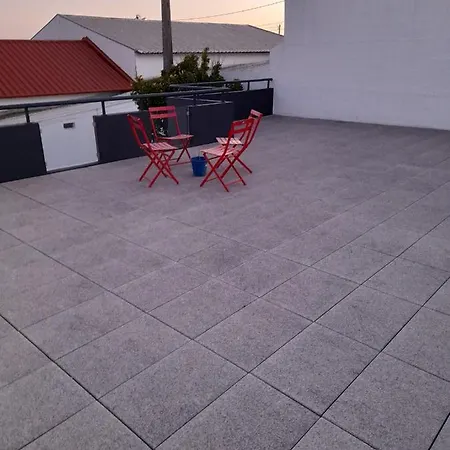 Hall 92 Quartos Com Wc Em Moradia Com Piscina A-das-lebres