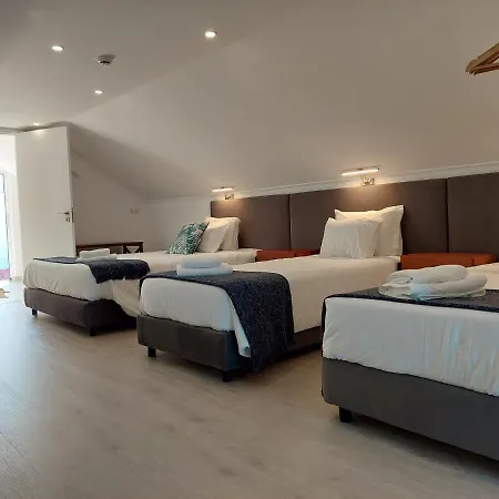 Hall 92 Quartos Com Wc Em Moradia Com Piscina A-das-lebres