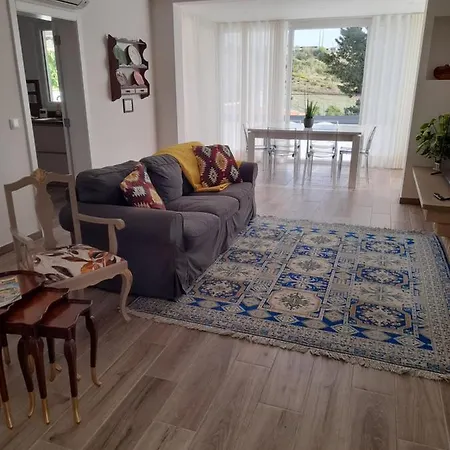 Hall 92 Quartos Com Wc Em Moradia Com Piscina A-das-lebres