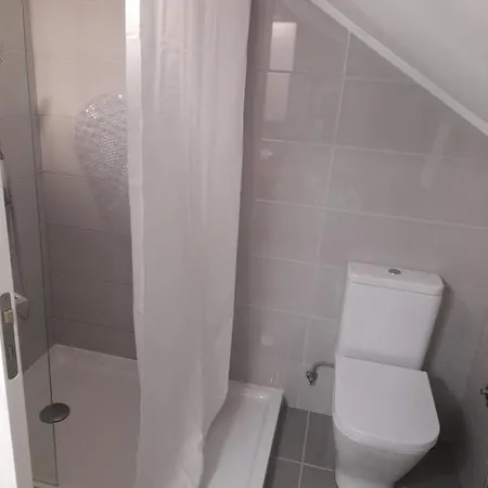 Hall 92 Quartos Com Wc Em Moradia Com Piscina A-das-lebres *