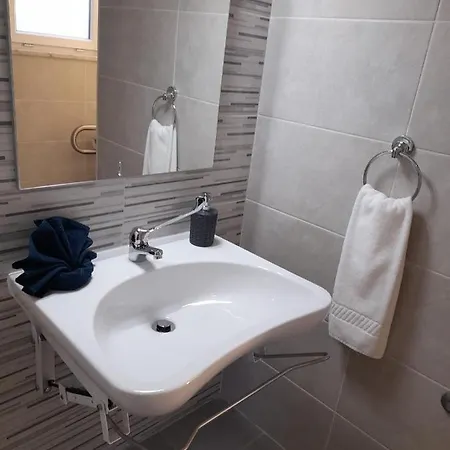 Hall 92 Quartos Com Wc Em Moradia Com Piscina A-das-lebres