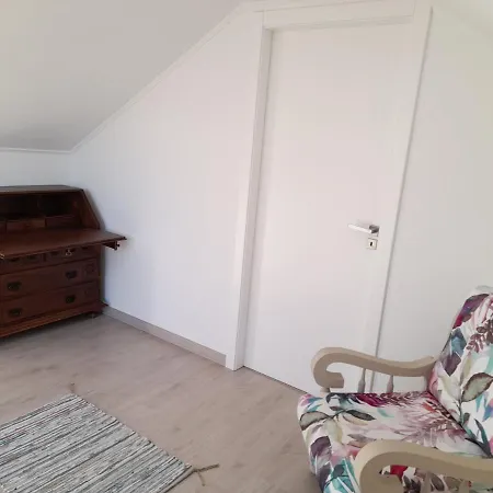 Hall 92 Quartos Com Wc Em Moradia Com Piscina A-das-lebres *