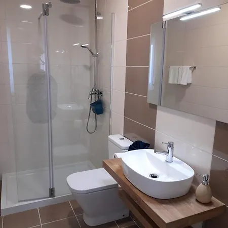 Hall 92 Quartos Com Wc Em Moradia Com Piscina A-das-lebres *