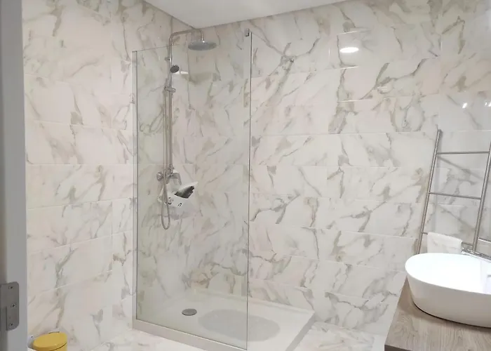 Hall 92 Quartos Com Wc Em Moradia Com Piscina A-das-lebres Ubytování v soukromí *