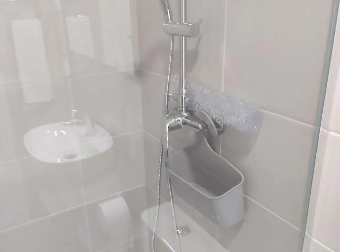 Hall 92 Quartos Com Wc Em Moradia Com Piscina A-das-lebres Ubytování v soukromí Loures