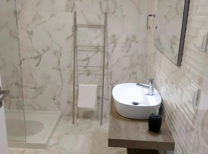 Hall 92 Quartos Com Wc Em Moradia Com Piscina A-das-lebres Ubytování v soukromí *