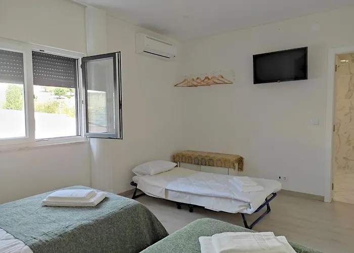 Hall 92 Quartos Com Wc Em Moradia Com Piscina A-das-lebres Ubytování v soukromí