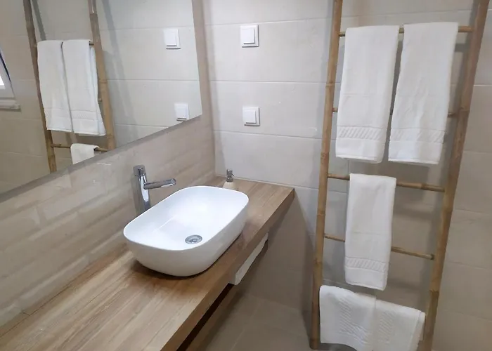 Hall 92 Quartos Com Wc Em Moradia Com Piscina A-das-lebres Ubytování v soukromí