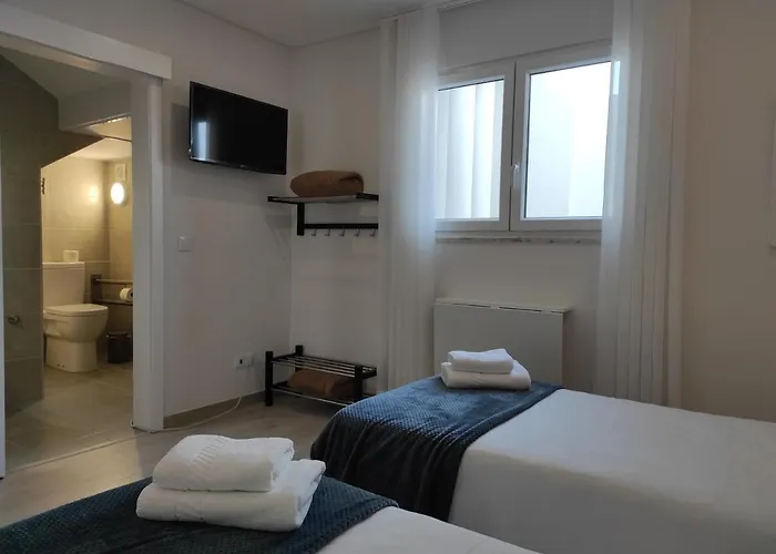 Hall 92 Quartos Com Wc Em Moradia Com Piscina A-das-lebres