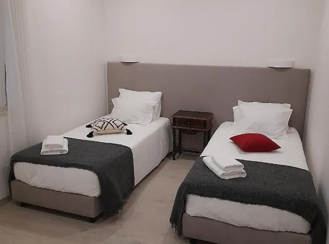 Hall 92 Quartos Com Wc Em Moradia Com Piscina A-das-lebres * Loures