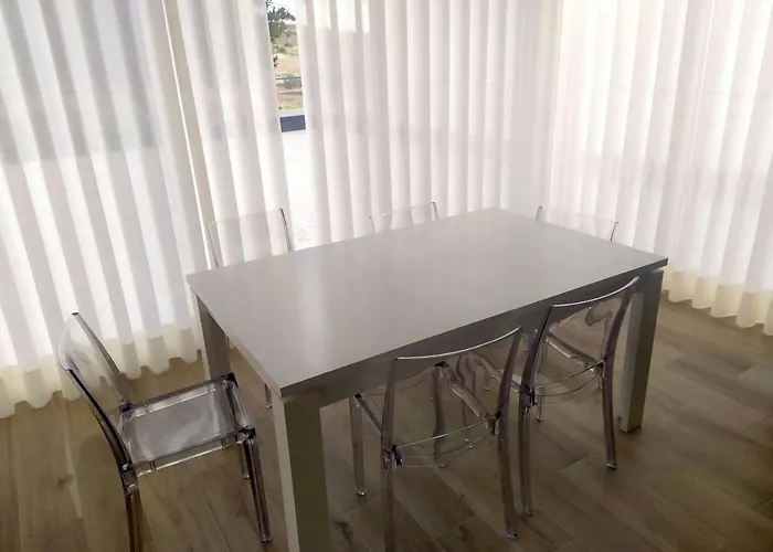 Hall 92 Quartos Com Wc Em Moradia Com Piscina A-das-lebres * Loures