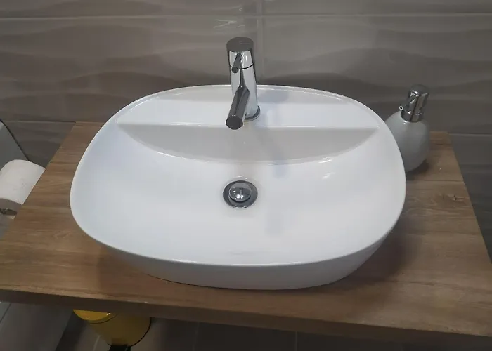 Hall 92 Quartos Com Wc Em Moradia Com Piscina A-das-lebres