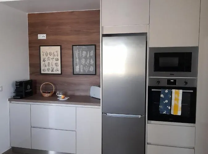 Hall 92 Quartos Com Wc Em Moradia Com Piscina A-das-lebres