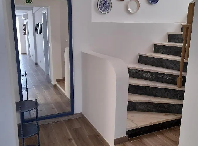 Hall 92 Quartos Com Wc Em Moradia Com Piscina A-das-lebres