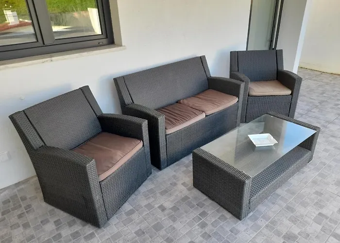 Hall 92 Quartos Com Wc Em Moradia Com Piscina A-das-lebres Loures