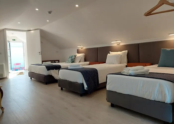 Hall 92 Quartos Com Wc Em Moradia Com Piscina A-das-lebres