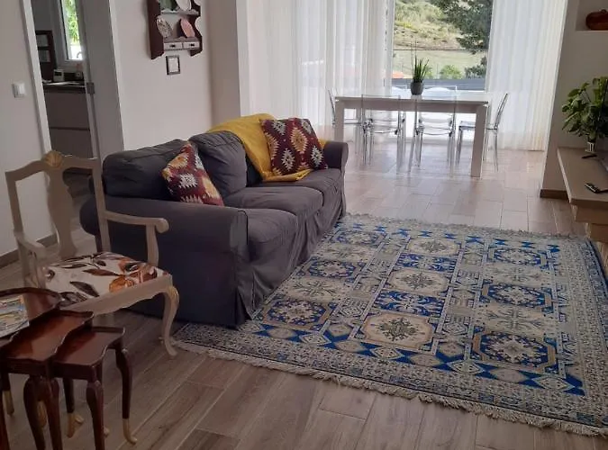 Hall 92 Quartos Com Wc Em Moradia Com Piscina A-das-lebres