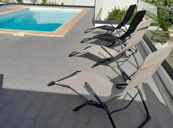 Hall 92 Quartos Com Wc Em Moradia Com Piscina A-das-lebres Ubytování v soukromí *