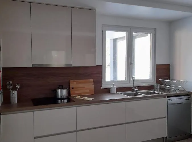 Hall 92 Quartos Com Wc Em Moradia Com Piscina A-das-lebres Ubytování v soukromí Loures