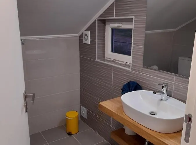 Hall 92 Quartos Com Wc Em Moradia Com Piscina A-das-lebres Ubytování v soukromí