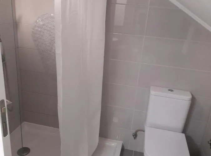 Hall 92 Quartos Com Wc Em Moradia Com Piscina A-das-lebres *