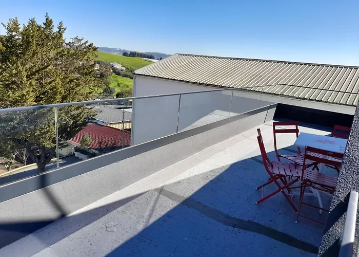 Hall 92 Quartos Com Wc Em Moradia Com Piscina A-das-lebres * Loures