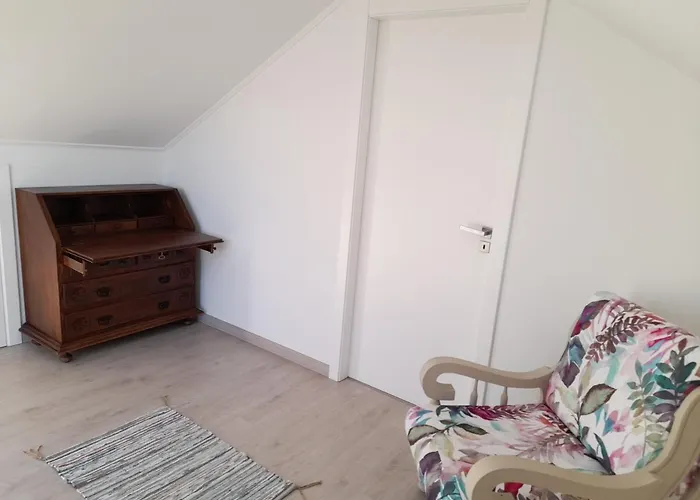 Hall 92 Quartos Com Wc Em Moradia Com Piscina A-das-lebres *