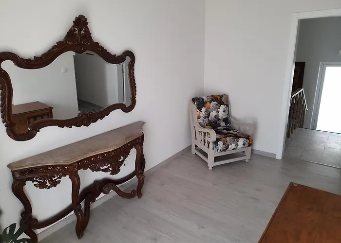 Hall 92 Quartos Com Wc Em Moradia Com Piscina A-das-lebres 民宿 *