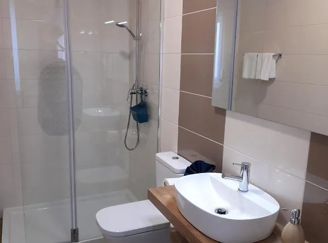 Hall 92 Quartos Com Wc Em Moradia Com Piscina A-das-lebres *